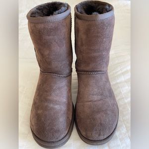 Gently used Classic Short ll boot in Burnt Cedar